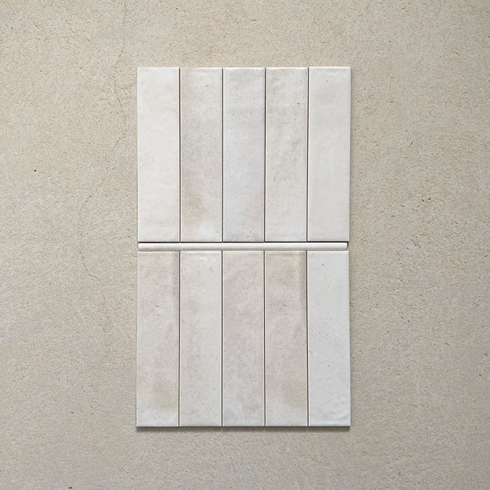 Izmir Blanco Gloss Pencil Bullnose Border Tile 1.2x30cm — shown paired with the Izmir Blanco Gloss wall tiles. The glossy white bullnose border provides a smooth, refined edge that enhances the tile layout while maintaining a cohesive, handcrafted look. Perfect for finishing walls in kitchens and bathrooms.