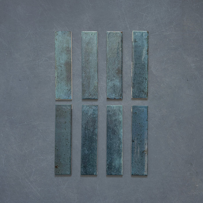 Izmir Brick Blue Gloss 6x25cm — tile layout.
Showcasing a rich blend of indigo, navy, and teal tones, these handcrafted glossy tiles evoke a sense of depth and movement. The natural glaze variation and artisanal finish give each piece unique character, ideal for creating statement walls in both modern and traditional interiors.