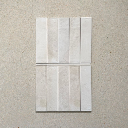 Izmir Blanco Gloss Pencil Bullnose Border Tile 1.2x30cm — shown paired with the Izmir Blanco Gloss wall tiles. The glossy white bullnose border provides a smooth, refined edge that enhances the tile layout while maintaining a cohesive, handcrafted look. Perfect for finishing walls in kitchens and bathrooms.